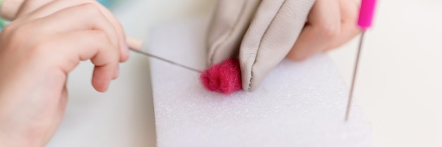 Ręka haftująca wzór na tkaninie